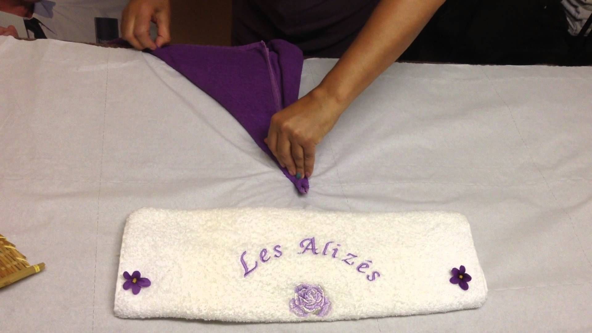 Comment plier pliage serviette de bain roulée