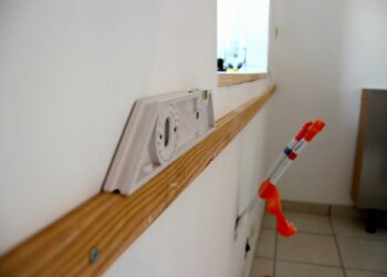 Comment poser de l'adhésif sur un plan de travail ?