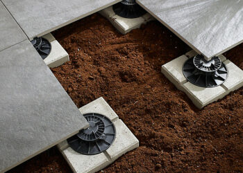 Comment poser des dalles sur de la terre ?