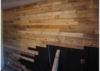 Comment poser des planches de bois sur un mur ?