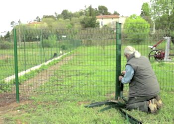 Comment poser un grillage sur un meuble ?