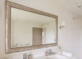 Comment poser un miroir lourd ?