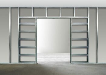 Comment poser une porte coulissante au plafond ?