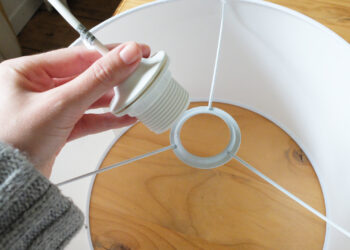 Comment poser une suspension IKEA ?