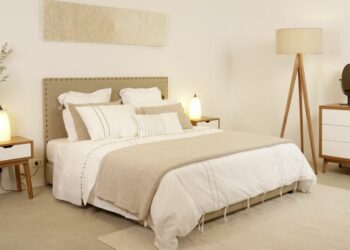 Comment poser une tête de lit en tissu ?