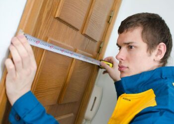 Comment prendre les mesures d'une porte de service ?