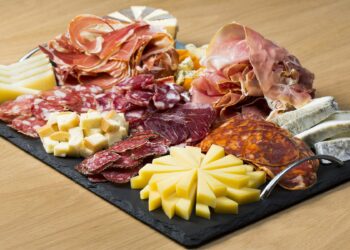 Comment préparer une assiette de charcuterie ?