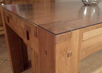 Comment protéger le dessus d'une table en bois ?