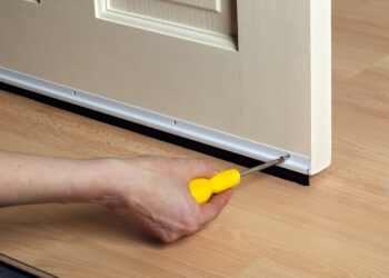 Comment protéger un bas de porte en bois ?