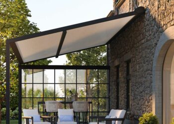 Comment protéger une porte extérieure de la pluie ?