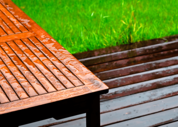 Comment protéger une table en teck des taches ?