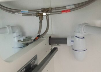 Comment raccorder deux lavabo ?