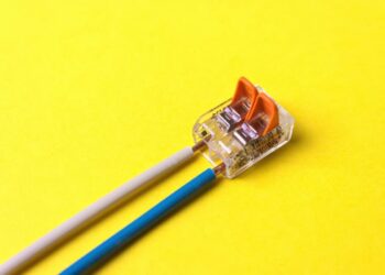 Comment raccorder les fils électriques d'une douille ?