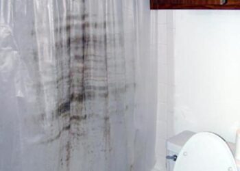 Comment raccourcir un rideau de douche en plastique ?