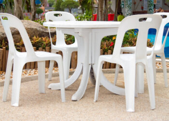 Comment raviver le plastique d'un salon de jardin ?