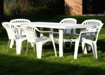 Comment raviver un salon de jardin en plastique blanc ?
