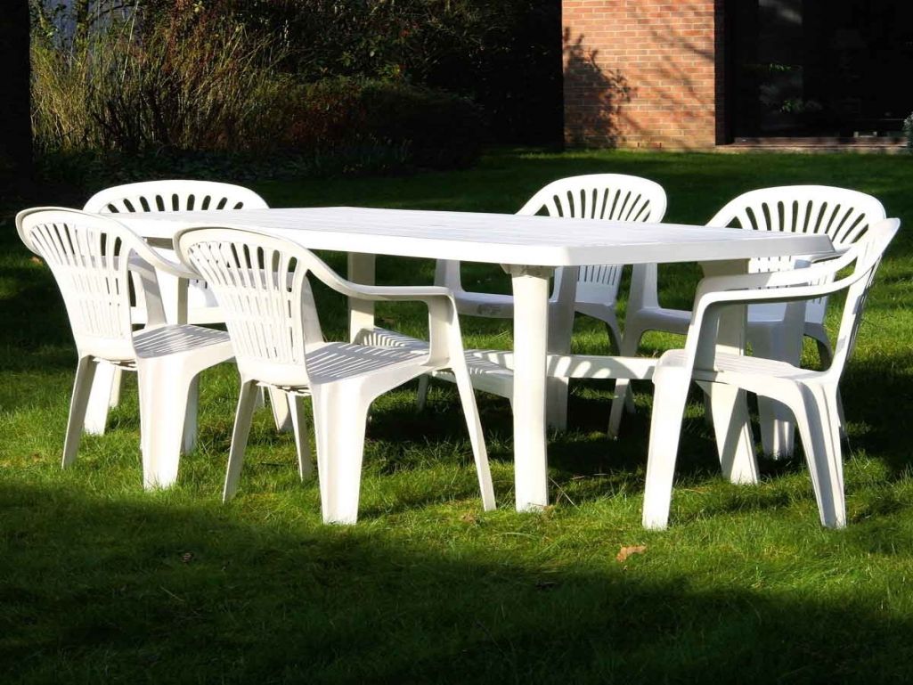 Comment raviver un salon de jardin en plastique blanc