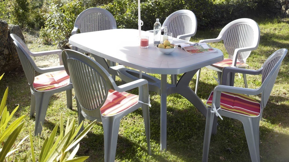 Comment raviver un salon de jardin en plastique vert