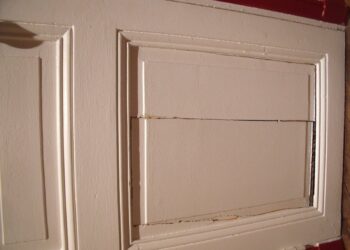 Comment raviver une porte en bois ?