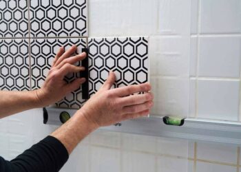 Comment recouvrir un vieux carrelage mural de cuisine ?