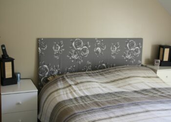 Comment recouvrir une tête de lit avec du tissu ?