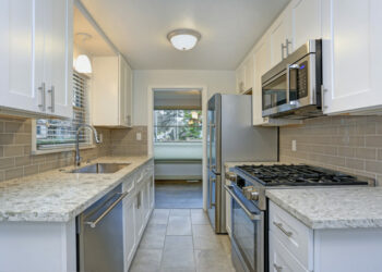 Comment redonner du brillant à un plan de travail stratifié ?