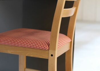Comment refaire l'assise d'une chaise en tissu ?