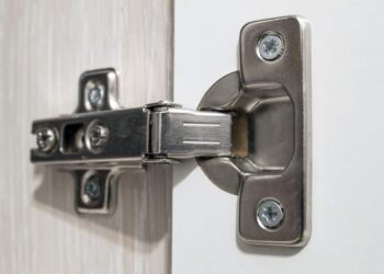 Comment régler un amortisseur de porte ?