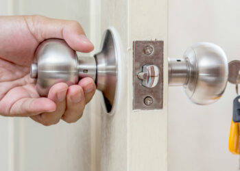 Comment remplacer une ancienne porte ?