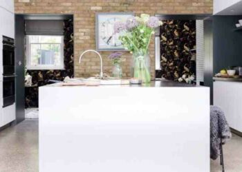 Comment rendre une cuisine grise chaleureuse ?