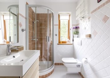 Comment rendre une petite salle de bain plus grande ?