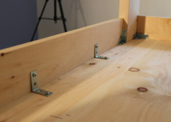 Comment renforcer les pieds d'une table ?