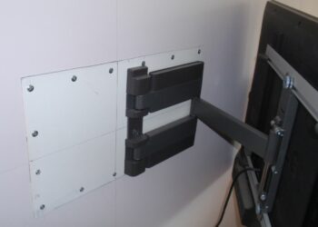 Comment renforcer un mur en placo pour fixer un meuble suspendu ?