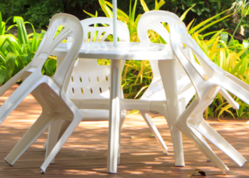 Comment renover une table de jardin en plastique blanc ?