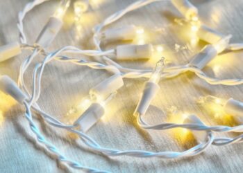 Comment réparer le fil d'une guirlande lumineuse ?
