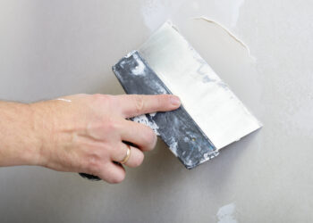 Comment réparer un trou dans le plafond ?