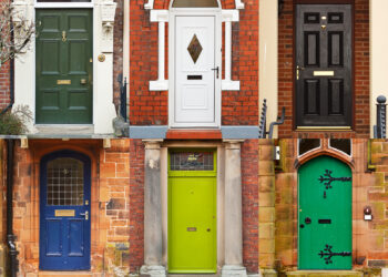 Comment revernir une porte d'entrée en bois ?