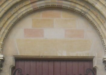 Comment s'appelle la partie du mur située sous une fenêtre ?