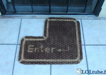 Comment s'appelle le tapis devant la porte ?