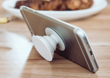 Comment s'appelle le truc pour tenir le téléphone ?