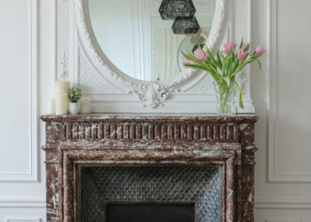 Comment s'appelle un miroir Au-dessus d'une cheminée ?