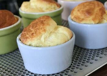 Comment savoir si un soufflé au fromage est cuit ?