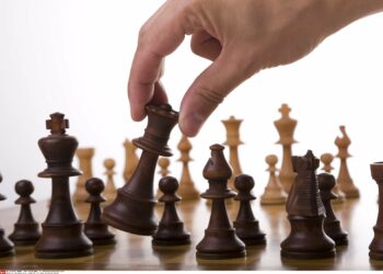 Comment se déplace une reine aux échecs ?