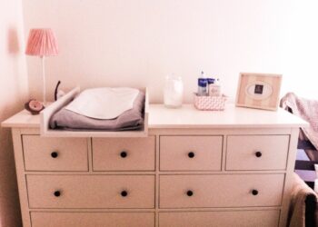 Comment se fixe un plan à langer ?