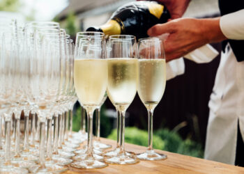 Comment servir le champagne pencher le verre ?