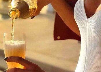 Comment tenir une coupe de champagne ?