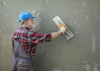 Comment transformer un mur crépi en mur lisse ?
