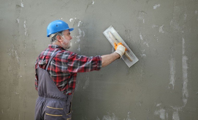 Comment transformer un mur crépi en mur lisse