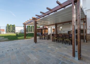 Comment transformer une pergola en véranda ?