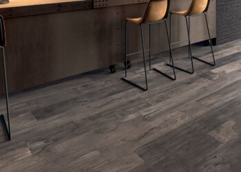 Comment trouver une idée de déco avec un parquet foncé ?